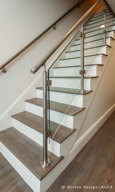 Glass Stairs Design, Glass Staircase Railing, Metal Staircase, Glass Railing Stairs, Vstupná Hala, Steel Railing Design, Staircase Railing Design, Glass Stairs, Staircase Railing