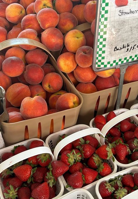 strawberry peaches farmers market fruit vegetables aesthetic photographs pictures Kamryn Core, Vegetables Aesthetic, Farmers Market Aesthetic, Market Aesthetic, Color Widgets, Fruit Aesthetic, Summer Produce, Fruit Bat, Fruit Picture