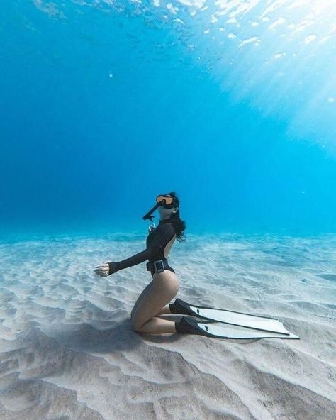 Underwater Photography Women, Free Diving Photography, Diving Pose, Model In Water, Freediving Photography, Skin Diving, Deep Photos, Swimming Underwater, Women's Diving