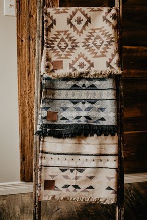 Western Farmhouse, Western Living Room, Home Decor Ideas Bedroom, Western Bedroom Decor, Western Rooms, Aztec Blanket, Western Bedroom, Decor Ideas Bedroom, Deer Creek