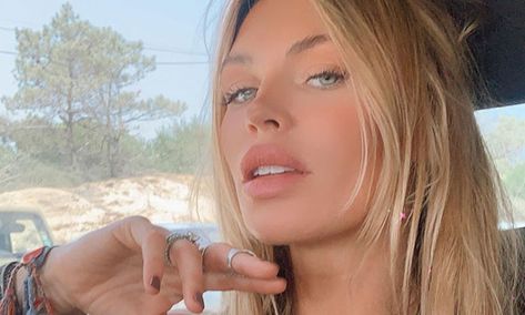 Abbey Clancy never fails to impress with her sartorial choices and her latest Instagram... Poses With Husband, Peter Crouch, Abbey Clancy, Instagram Snap, Amanda Holden, Next Top Model, Latest Instagram, Model Look, T Shirt And Jeans