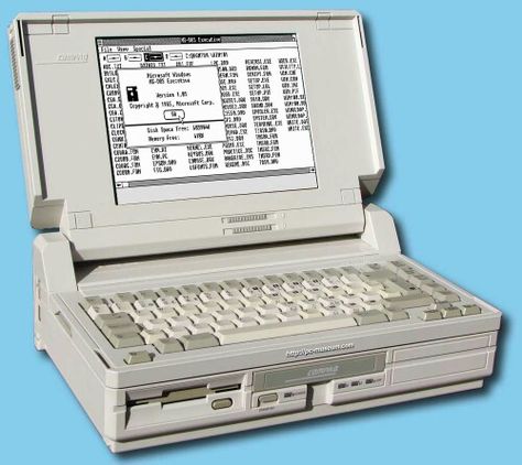 Compact SLT/286. 1st laptop with battery Alter Computer, Computer Education, Latest Laptop, Computer History, Old Technology, Retro Gadgets, Portable Computer, 8 Bits, Old Computers