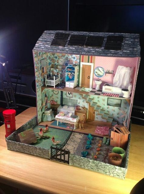 Found on Cath Kidston's FB page in her "Dream room in a box" photo album. (LOVE this!) Shoe Box Story Project, Stuff To Do With Shoe Boxes, Shoebox Room Project, Shoe Box Art Projects, Room In A Box Project, Shoe Box Doll House Diy, Shoe Box Room Project, Shoebox House Project, Dollhouse Diy Ideas Cardboard Boxes