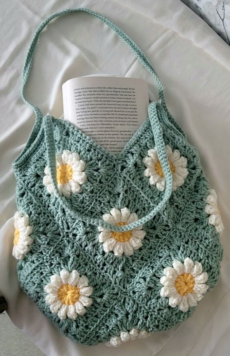 Knit Bags Aesthetic, Crochet Bag Design Handbags, Cute Knitting Ideas Aesthetic, Knitted Bags Aesthetic, Tejido Aesthetic, Croche Aesthetic, Daisy Crochet Bag, Aesthetic Crochet Bag, Crochet Daisy Bag