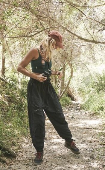 Stylish Hiking Outfit, Granola Girl Outfits, Climbing Outfits, Outdoorsy Style, Mountain Vibes, Hiking Fits, Granola Girl Aesthetic, Mountain Outfit, Free People Activewear