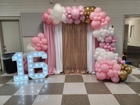 Pink Sweet 16 Decorations Backdrops, Debut Decorations Backdrops, Simple Sweet 16 Party Ideas, Sweet 16 Backdrop Ideas, Debut Backdrop, Halo Birthday, Sweet 16 Party Decorations, Pink Sweet 16, Sweet 16 Photos