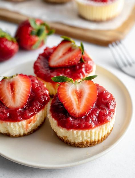 Strawberry Cheesecakes, Homemade Graham Cracker, Mini Strawberry Cheesecake, Homemade Graham Cracker Crust, Strawberry Cheesecake Recipe, Homemade Graham Crackers, Strawberry Compote, Classic Cheesecake, Cheesecake Filling