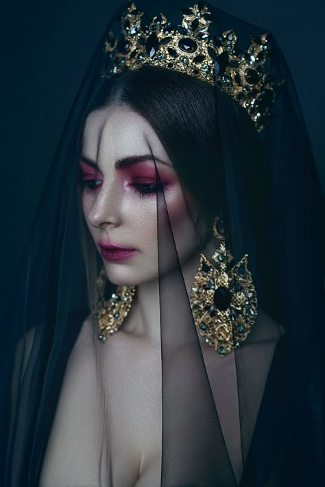 Dark Queen Aesthetic, Aesthetic Queen, Fantasy Queen, Dark Queen, Queen Aesthetic, 얼굴 그리기, Photographie Portrait Inspiration, Vampire Academy, Fantasy Photography