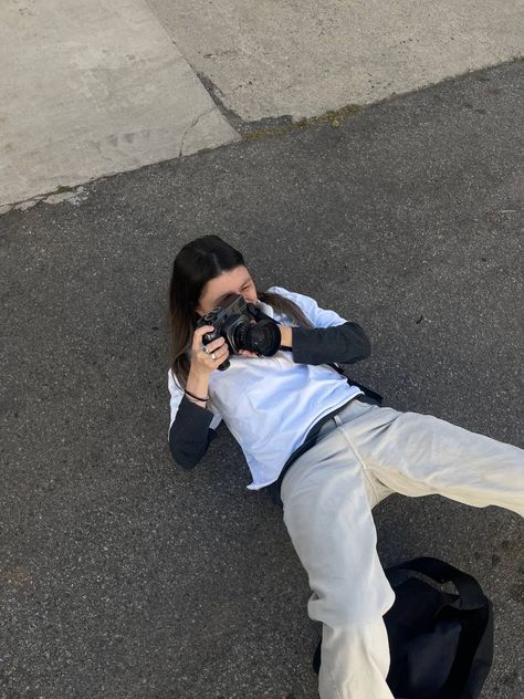 Street Photographer Aesthetic, Photographer At Work, Photographer Lifestyle Aesthetic, Photography Career Aesthetic, Tour Photographer Aesthetic, Photography Major Aesthetic, Photography Student Aesthetic, Photographer Job Aesthetic, Photographer Vision Board