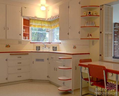 Red And White Decor, 1940 House, 1940s Kitchen, Capsule House, Red And White Kitchen, Old Fashioned Kitchen, Vintage Homes, 1950s Kitchen, Retro Renovation