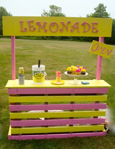 25 Effortless DIY Lemonade Stand Ideas Making Your Summer Parties Refreshing! Lemonade Stand Out Of Pallets, Pallet Lemonade Stand, Lemonade Stand Ideas, Pink Lemonade Stand, Lemonade Stand Birthday Party, Kids Lemonade Stands, Lemonade Stand Birthday, Diy Lemonade Stand, Kids Lemonade