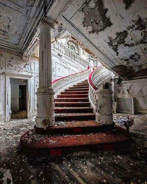 Old Staircase, Abandoned Library, Eerie Places, Old Abandoned Buildings, Derelict Buildings, Creepy Houses, Beautiful Ruins, Abandoned Mansion, Old Abandoned Houses