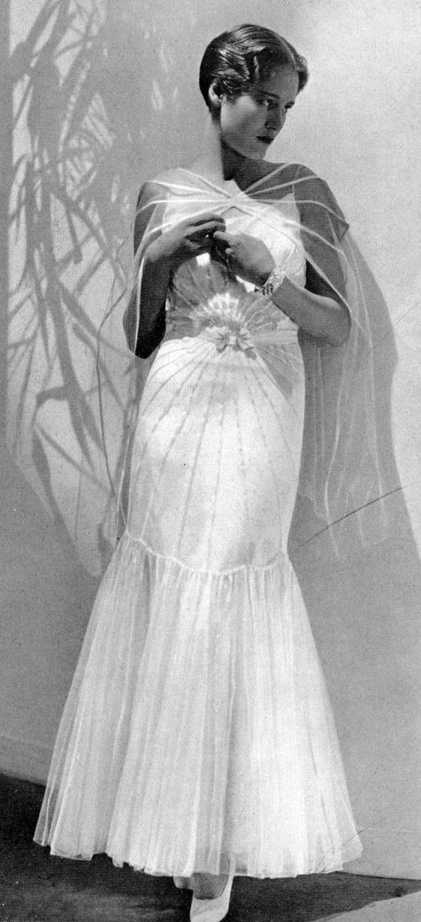 1930 Chanel Chanel White Dress, 1920s Chanel, Bride Sketch, Classic Evening Gowns, Fashion Through The Ages, Art Photos, Vintage Chanel, Historical Fashion, Beautiful Gowns