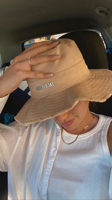 Beige Bucket Hat Outfit Summer, Jacquemus Hat Outfit, Bob Jacquemus, Jacquemus Outfit, Jacquemus Bucket Hat, Bobs Outfit, Jacquemus Hat, Bucket Hat Outfits, Beige Bucket Hat