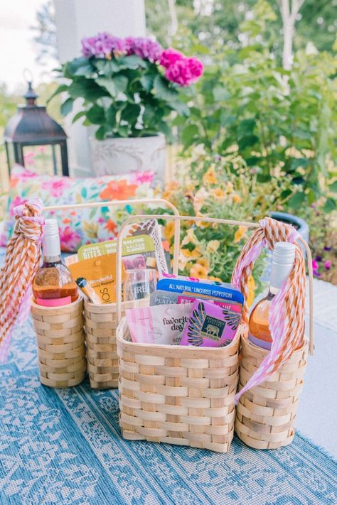 Individual Picnic Baskets, Picnic Basket Bridesmaid Proposal, Picnic Gift Basket Ideas, Picnic Basket Gift Ideas, Picnic Basket Ideas, Spring Gift Basket, Summer Gift Basket, Picnic Gift Basket, Lunch Basket