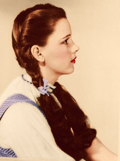 Judy Garland - Dorothy's final hairstyle. Young Judy Garland, Dorothy Judy Garland, Dorothy Wizard Of Oz Hair, Judy Garland Dorothy, Dorthy Wizard Of Oz Hairstyle, Dorothy Gale Makeup, Dorothy Hair Wizard Of Oz, Dorothy Wizard Of Oz Makeup, Dorothy Hairstyle