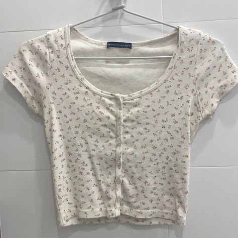 Brandy melville floral zelly top Brandy Top Aesthetic, Brandy Melville Png, Zelly Floral Top, Zelly Top Brandy Melville, Brandy Melville Clothes, Brandy Melville Zelly Top, Coquette Fits, Brandy Girl, Brandy Melville Graphic Tees