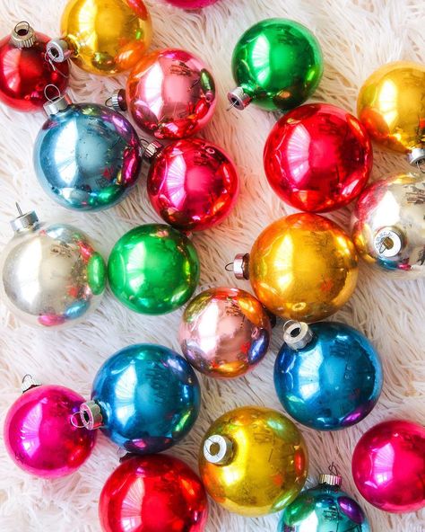 1,368 Likes, 15 Comments - Rachel Mae Smith (@thecraftedlife) on Instagram: “Wishing you love and happiness this Christmas 🎄💕✨” Christmas Ornaments Background, Christmas Ornaments Photography, Christmas Ornament Aesthetic, Vintage Christmas Baubles, Christmas Ornament Photography, Vintage Christmas Colors, Winter Red Aesthetic, Christmas Decor Ideas Colorful, Retro Christmas Color Palette