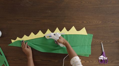 Easy Kids Costumes, Diy Dinosaur Costume, Kids Dinosaur Costume, Dino Tails, Diy Will, Dinosaur Tails, Dino Costume, Dinosaur Costume, Diy Toddler