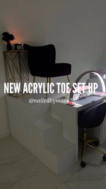 𝑫𝒂𝒍𝒍𝒂𝒔 𝑳𝒊𝒄𝒆𝒏𝒔𝒆𝒅 𝑵𝒂𝒊𝒍 𝑨𝒓𝒕𝒊𝒔𝒕 🍒 on Instagram: "Set Up My New Acrylic Toe Stand 🖤this stand was personally designed by me 🥹✨ . Luna Table Light @ilashqueens_ Acrylic Toe Stand @bitwood_cnc ❤︎ . 1:1 Beginner Nail & Toe Classes Available If you’re interested in enrolling, have any questions please message me ! . Click the link in bio to book . #dallasnails #dallasnailtech #dfwnailtech #mesquitenails #dallas #dallasnails #dallasnailtech #mesquitenails #mesquitenailtech #mesquitetoes #acrylictoesmesquite #dallastoes #acrylictoes #dfwtoes #acrylictoesdallas #nailsdallas #acrylicapplication #toes #dallastoes #trending #nailclasses #dallasnailclasses" Raised Pedicure Platform, Pedicure Platform Diy, Nail Room Set Up, Pedicure Platform, Pedi Station, Pedicure Station Ideas, Nail Suite, Nail Room Ideas, Pedicure Station