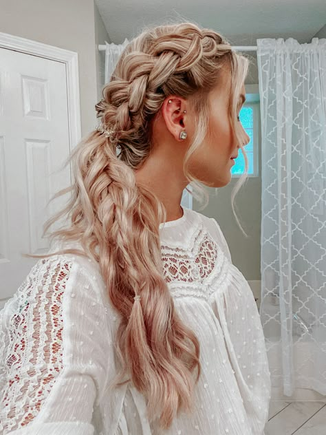 Hello Everybody! ✨ Y’all have been going crazy over my Instagram Pictures on how to do these braids, so I have finally filmed a tutorial step-by-step to get ... Boho Ponytail, Grad Hairstyles, Cute Prom Hairstyles, Prom Hair Medium, Hoco Hair Styles, Simple Prom Hair, Braided Prom Hair, Prom Hair Down, Hoco Hairstyles