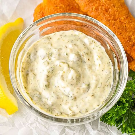 So simple to make and containing only five ingredients (plus salt and pepper), after making this homemade low FODMAP tartar sauce, you'll wonder why you ever bothered to use the store-bought stuff. Low FODMAP, dairy-free, Paleo and Whole30 compliant. Paleo Tartar Sauce, Fodmap Recipes Dinner, Low Fodmap Recipes Dinner, Low Fodmap Diet Recipes, Fodmap Diet Recipes, Homemade Tartar Sauce, Spice Mix Recipes, Homemade Condiments, Condiment Recipes