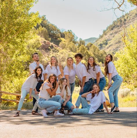 Group Outdoor Photoshoot, Big Friend Group Photos, Friend Group Goals, Friend Group Photos, Large Group Photos, Sorority Photoshoot, Earth Aesthetic, Friends Group Photo, Group Pose