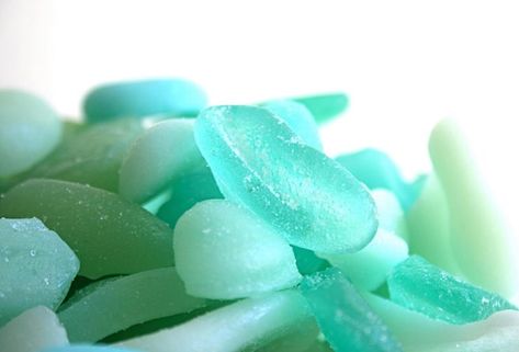 Edible Sea Glass Candy Looks Just Like It Washed up on the Beach | Colossal Guest Welcome Bags, Beach Favors, Boozy Cupcakes, Beach Cake, Edible Toppers, Beach Cakes, Beach Wedding Cake, Glass Cake, Beach Wedding Favors