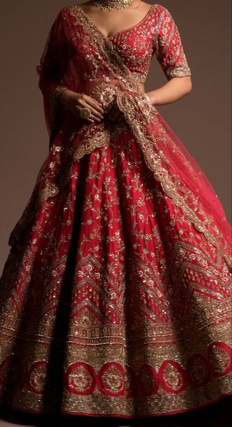 Royal Red Lehenga Bridal, Royal Lehenga Designs, Bride Lehnga Design, Marriage Lehenga Indian Bridal, Lehngas Designs, Rajasthani Bridal Lehenga, Sahara Suit, Bridal Lehenga Red Royal, Bridal Red Saree