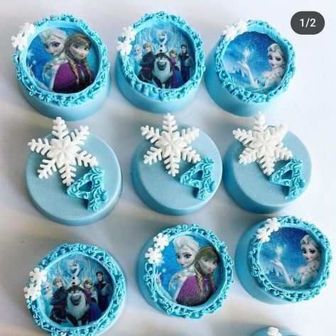 Frozen Theme Oreos, Paleta Magnum, Girly Cupcakes, Cupcakes Frozen, Frozen Cake Pops, Cake Pucks, Pastel Frozen, Christmas Strawberry, Frozen 3