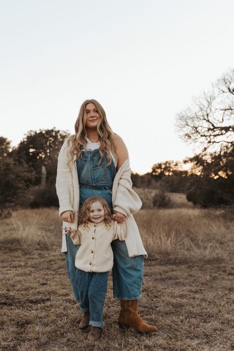 my family photos part 2 outfit. wearing an XL in everything! Overall Family Pictures, Overalls Family Photos, Mommy Daughter Pictures, Daughter Pictures, Family Photography Outfits, Mini Outfit, Winter Maternity, Baby Overalls, Mommy Daughter