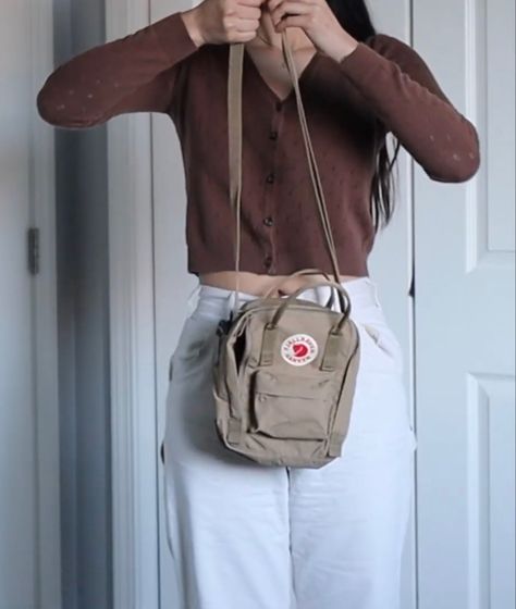 Kanken Sling, Belt Bag Outfit, Sara Fashion, Fjällräven Kånken, Inside My Bag, Street Style Bags, Purse Essentials, Bag Outfit, Wallet Pouch