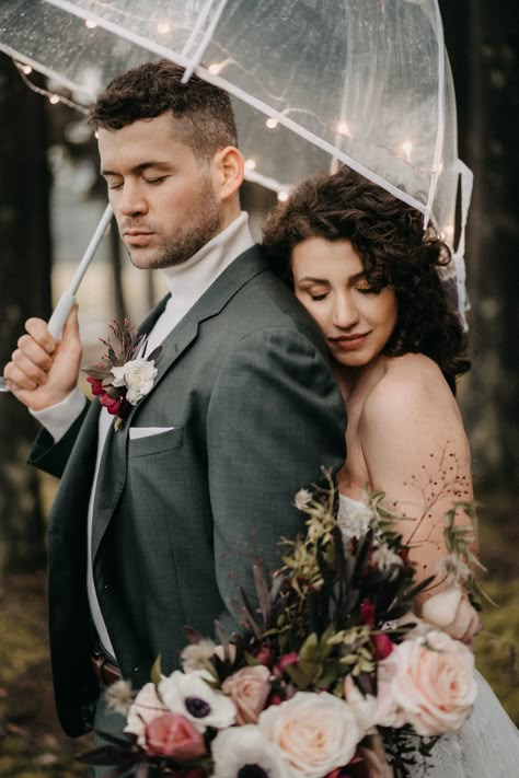 Rainy Bride And Groom Pictures, Wedding Photos When Its Raining, Bride And Groom Rain Photos, Rainy Elopement Photography, Rainy Wedding Portraits, Wedding Photo Ideas Autumn, Wedding In Rain Photography, Wedding Rain Pictures, Cloudy Day Wedding Photos