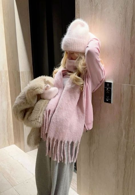 Winter Girl Outfits Aesthetic, Winter Fashion Coquette, Winter 2024 Aesthetic, Pink Winter Fits, Cute Winter Outfits Pink, Scarf Outfits Winter, Winter Fits 2024, Girly Style Aesthetic, Cute Pink Winter Outfits