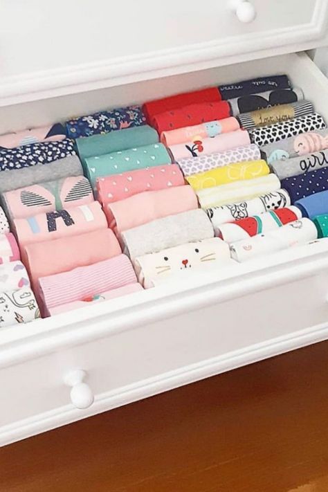 organize baby clothes (3) Dresser Organization Ideas, Baby Drawer Organization, Organize Baby Clothes, Folding Baby Clothes, Baby Dresser Organization, Nursery Organisation, Nursery Dresser Organization, Baby Drawer, Nursery Drawer