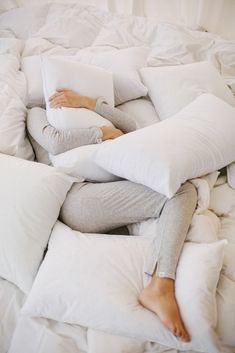 Bedsheet Photoshoot Photo Ideas, Pillow Photoshoot Ideas, Pillow Photoshoot, Creepy Nurse, Calm Color Palette, Big Pillows, Online Mattress, Photography Inspiration Portrait, Dreamy Bedrooms