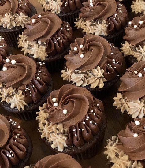 Chocolate Icing Cupcakes Decoration, Chocolate Cupcake Decorations Ideas, Decorating Chocolate Cupcakes, Decorate Chocolate Cupcakes, Decorated Mini Cupcakes, Chocolate Decorated Cupcakes, Chocolate Cupcakes Decoration Ideas, Amazing Cupcakes Decorations, Cute Chocolate Cupcakes