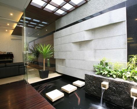 Indoor water feature Modern Pond, Indoor Pond, Waterfall House, Water Fountain Design, Kolam Koi, Indoor Water Features, Court Yard, Garden Pond Design, Indoor Water Fountains