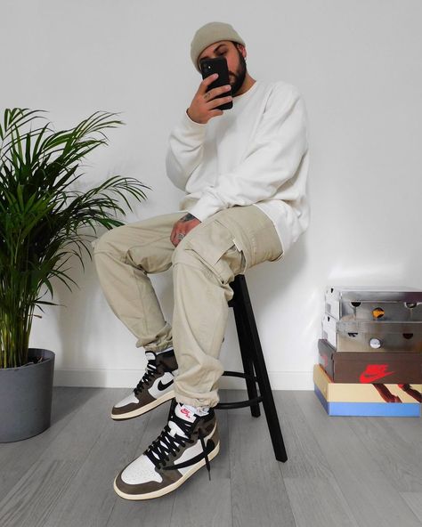 Jordan Travis Scott Outfit, Travis Scott Jordan 1 Outfit, Mocha Outfit, Jordan 1 High Mocha, Travis Scott Mocha, Jordan 1 Mocha, Travis Scott Jordan 1, Sporty Outfits Men, Reverse Mocha