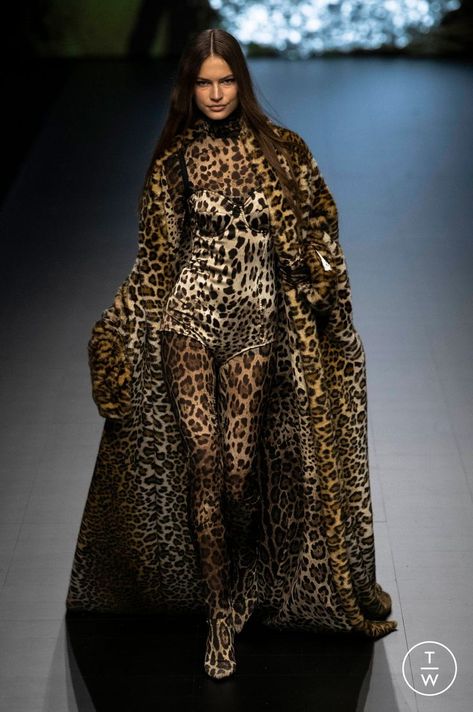 Animal Couture Fashion, Animal Print Fashion Runway, Leopard Print Runway, Jaguar Print Outfit, Animal Print Outfits Aesthetic, Leopard Runway, Animal Print Runway, Dancehall Fashion, Cheetah Print Outfit