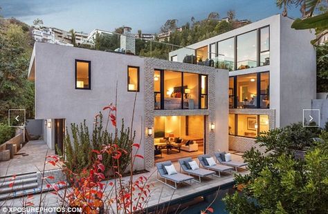 Goodbye home sweet home: John Krasinski and his wife Emily Blunt are offloading their six bedroom home in the Hollywood hills for $8 million Kendall Jenner House, Hollywood Mansion, Kardashian Home, Jenner House, Mansion Tour, Hollywood Hills Homes, Hollywood Homes, John Krasinski, Casa Exterior