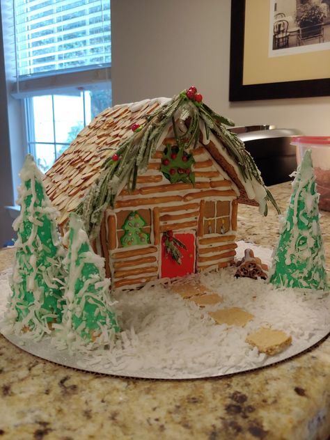 Cabin Gingerbread House Ideas, Gingerbread Cabin Ideas, Log Cabin Gingerbread House, Gingerbread Log Cabin, Cabin Gingerbread House, Pretzel Christmas, Christmas Log Cabin, Homemade Gingerbread House, Gingerbread House Candy