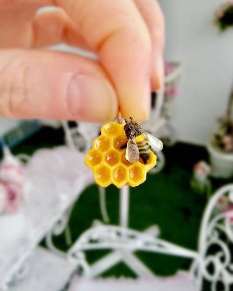 Miniature Polymer Clay Artist (@nsycreation) posted on Instagram: “A tiny honeycomb handmade with polymer clay. How about the bee 🐝?? Is it real or a clay sculpture?” • Feb 25, 2021 at 9:32pm UTC Polymer Clay Bee, Trinket Ideas, Miniature Polymer Clay, Clay Jar, Clay Artist, Polymer Clay Sculptures, Clay Crafts Air Dry, Polymer Clay Diy, Bee On Flower