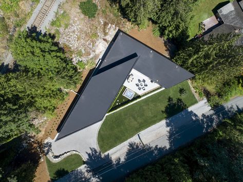 Dwell - This V-Shaped House’s Front Courtyard Opens Up to the Neighborhood U Shaped Houses, Vancouver Condo, Exterior Shades, Front Courtyard, West Vancouver, Architecture Drawing Art, Exposed Concrete, Structure Architecture, Courtyard House