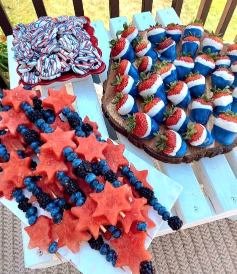 Cute Fourth Of July Food Ideas, Cute 4th Of July Food Ideas, Fourth Of July Fruit Platter, July 4th Aesthetic Food, Best Fourth Of July Food, 4th Of July Dessert For A Crowd, Fourth Of July Party Desserts, 4th Of July Board Food, 4th Of July Desserts Strawberries