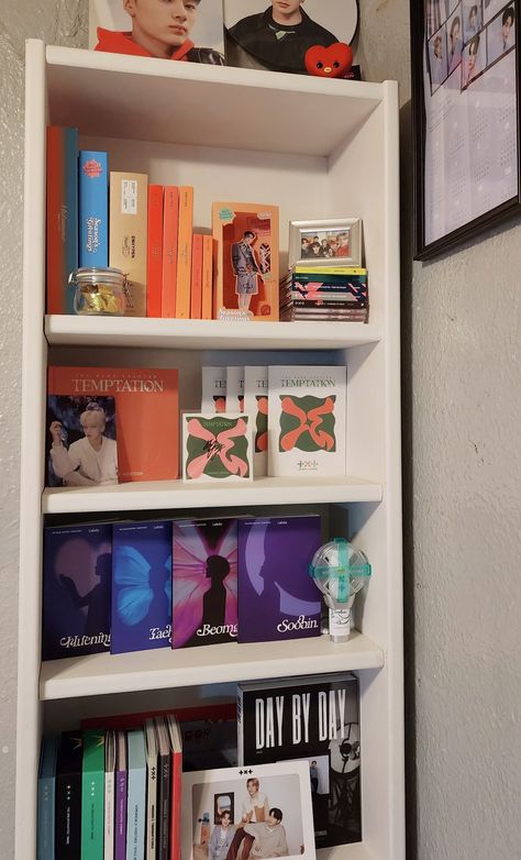 Kpop Merch Collection Shelf, Enhypen Shelf Ideas, Txt Album Shelf, Kpop Shelf Organization, K Pop Album Shelf, Txt Shelf, Kpop Album Shelf Ideas, K Pop Shelf Ideas, Kpop Album Display