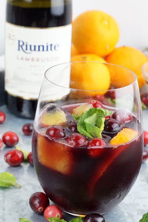 Lambrusco Sangria, Holiday Sangria Recipes, Winter Sangria, Holiday Sangria, Holiday Punch, Sangria Recipes, Party Food And Drinks, Christmas Brunch, Winter Drinks