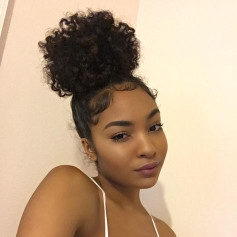 Curly Top Bun, Curls For The Girls, Top Bun, Penteado Cabelo Curto, Hair Journey, Afro Hairstyles, Messy Hairstyles, Messy Bun, Curly Hair Styles Naturally