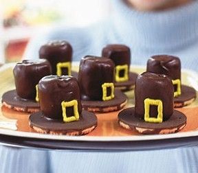 Chocolate covered marshmallows on top of upside down Fudge Stripe cookies + a piped on 'buckle' = too cute Pilgrim hats Pilgrim Hats, Thanksgiving Snacks, Pilgrim Hat, Pampered Chef Recipes, The Pampered Chef, Holiday Sweets, Edible Crafts, Thanksgiving Cookies, Thanksgiving Treats