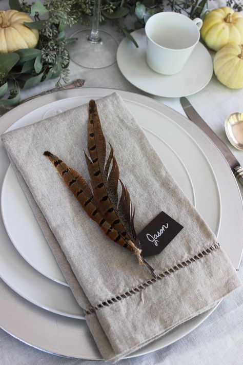 Feather Centerpiece Wedding, Feather Wedding Decorations, Halloween Table Centerpieces, Elegant Place, Feather Centerpieces, Pheasant Feather, Card Simple, Floral Arrangements Diy, Feather Wedding